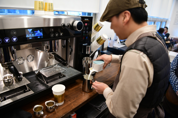 장애인이 근무 중인 홍성읍 행정복지센터 내 카페/홍성군 제공