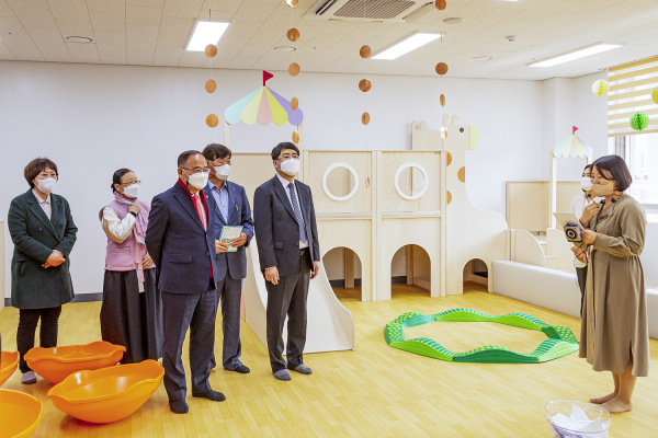 맹정호 서산시장이 23일 서산시 육아종합지원센터 개관식에서 테이프 커팅하는 모습