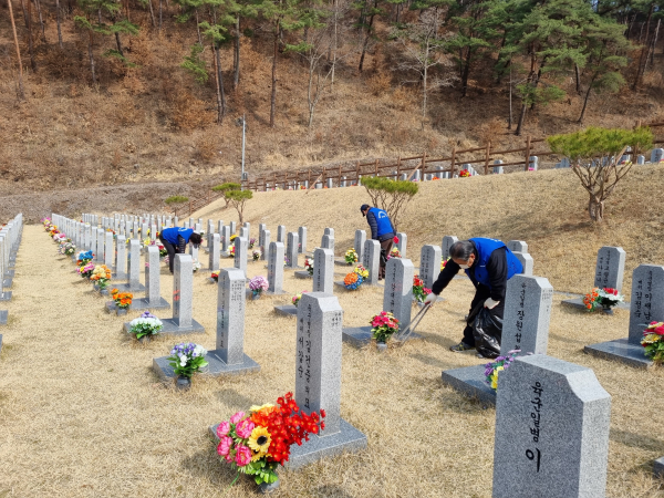 ‘임실호국원’의 환경정화활동, 잡초제거 등