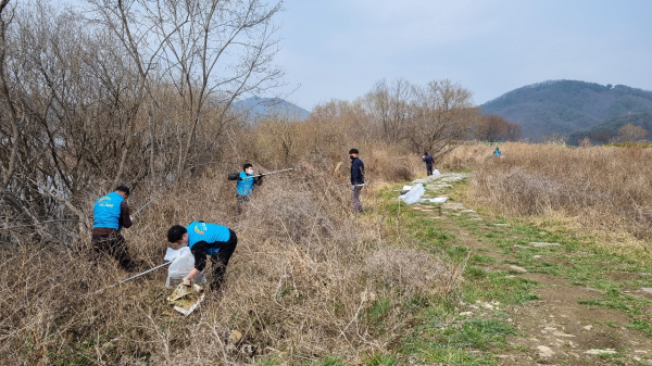 한국농어촌공사 아산지사 직원들이 폐기물을 수거하고 있다.