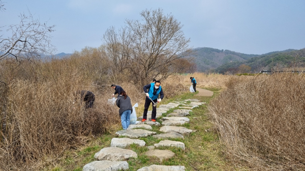 한국농어촌공사 아산지사 직원들이 폐기물을 수거하고 있다.