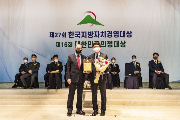 맹정호 서산시장이 24일 서울 공군호텔에서 시를 대표해 제27회 한국지방자치경영대상 지역개발 부문 대상을 수상하는 모습(좌부터 박우서 한국공공자치연구원 이사장, 맹정호 서산시장)