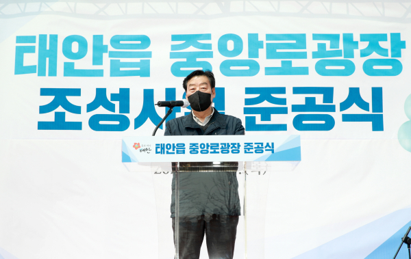 지난 24일 진행된 중앙로 광장 조성 사업 준공식에서 가세로 군수 축사 모습