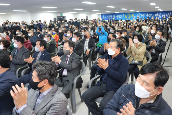 26일 대전 중구 용두동 골든타워 2층에서 열린 장종태 더불어민주당 대전시장 예비후보 선거사무소 개소식에서 지지자들이 박수를 치고 있다.