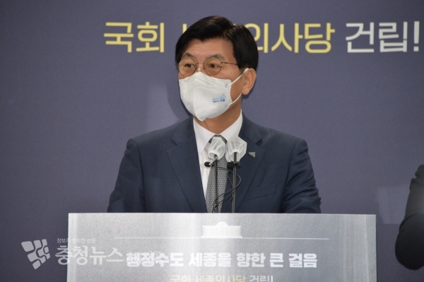 브리핑 하는 이춘희 세종시장