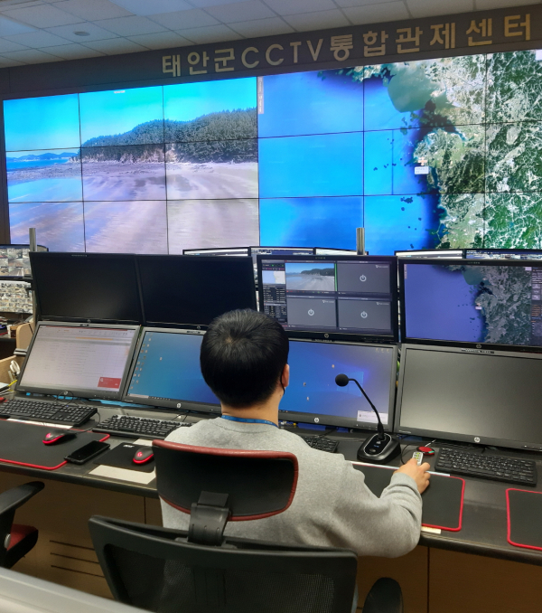 ‘드론 영상 실시간 중계시스템’ 시연 모습(태안군 CCTV 통합관제센터 내)