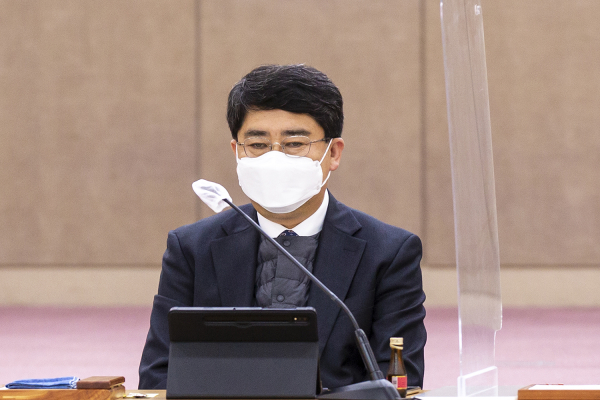 맹정호 서산시장이 28일 시청 대회의실에서 열린 확대간부회의를 주재하는 모습