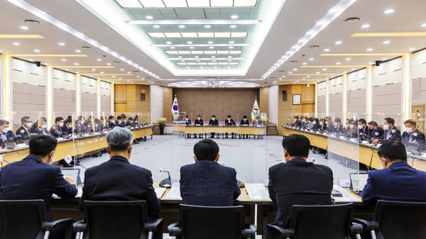28일 시청 대회의실에서 열린 확대간부회의 모습
