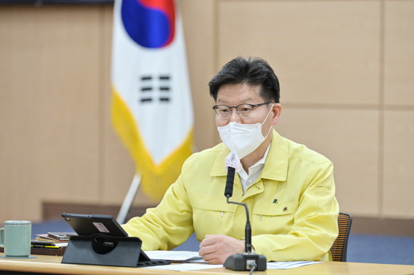 28일 시청 대백제실에서 열린 주간업무계획 보고회를 주재하고 있는 김정섭 시장