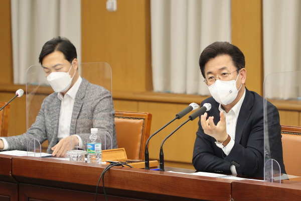 허태정 대전시장(오른쪽)과 이택구 행정부시장은 29일 대전시청 대회의실에서 열린 대선지역공약 추동력 확보 보고회를 개최했다.