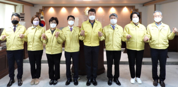 제8대 대덕구의회 의원들이 기념촬영을 하고 있다