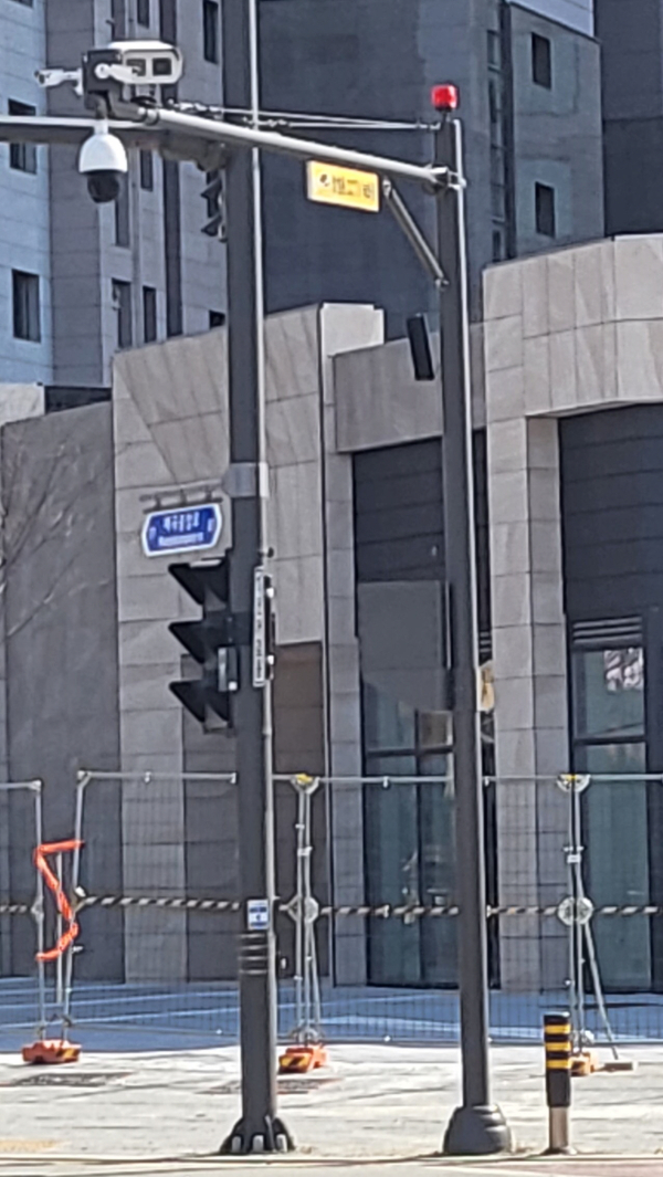스마트 CCTV 폴 및 카메라 설치 장면