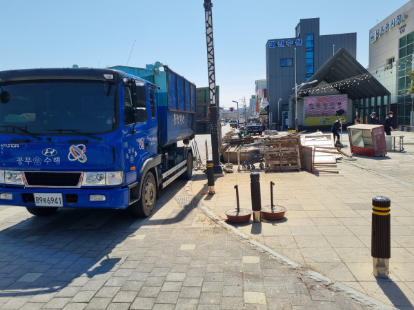 시 관계자와 시장 상인들의 청결활동 진행 사진