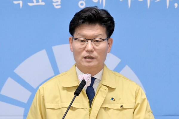 3월 30일 제171차 정례브리핑을 진행 중인 김정섭 시장