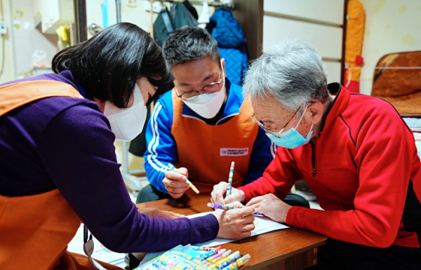 코로나바이러스 감염증으로 인해 돌봄 공백에 놓인 시민과 시설에 제공하고 있던 긴급돌봄사업을 일상생활의 돌봄 사각지대를 해소하기 위해 확대 운영한다.