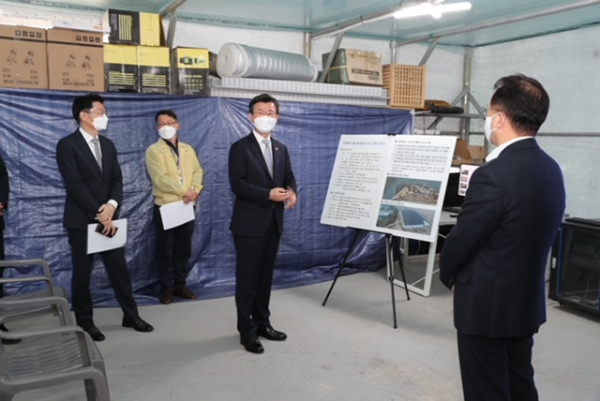 문성혁 해양수산부 장관, 당진 친환경 온배수 양식장 방문 모습