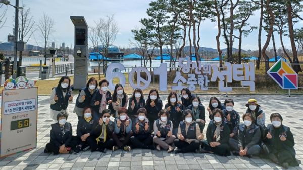 6월 1일 실시하는 지방선거와 관련하여 지역주민들의 관심과 참여를 높이고자 세종시여성단체협의회 회원과 연계한 홍보활동 모습