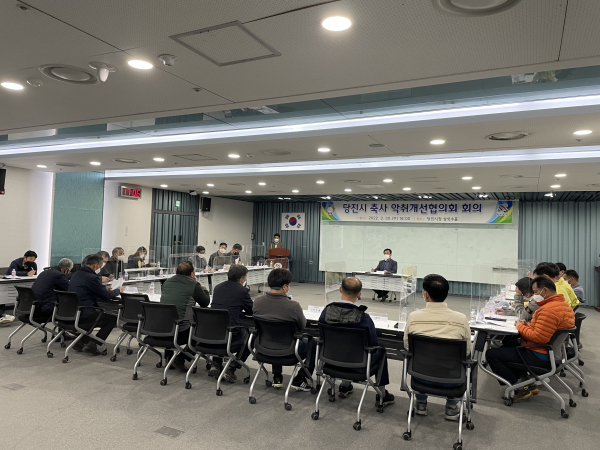 지난 30일 시청 상록수홀에서 축사 악취개선협의회 중간보고회의 개최 모습