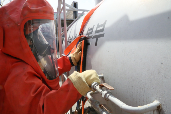 유해화학물질 사고 구조 훈련 장면