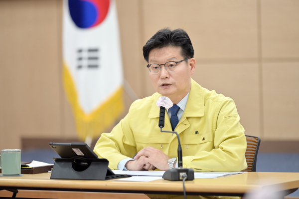 4일 시청 대백제실에서 열린 월중업무보고회를 주재하고 있는 김정섭 시장