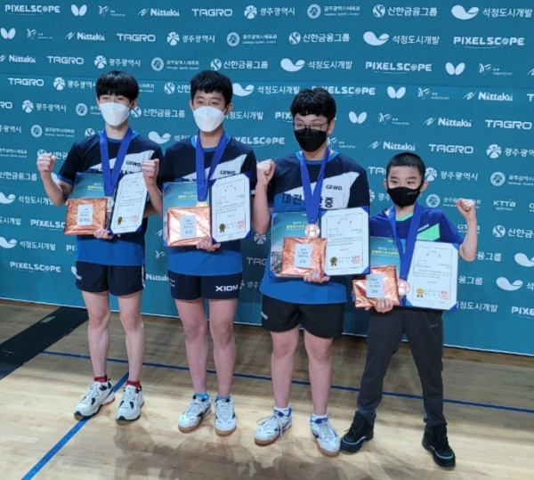 왼쪽부터 2위 염채원, 1위 이정목, 3위 문선웅,이승수