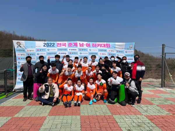 아산시청 하키팀 '2022 춘계남녀하키대회 우승' 단체 촬영