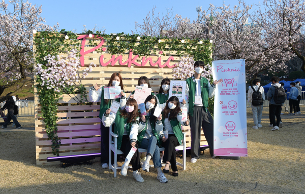 기념촬영을 하는 대학 홍보대사 ‘알리미’ 학생들