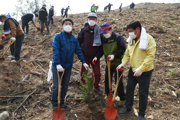 5일 팔봉면 호리 321-4번지 일원에서 식목일 행사를 열고 주민들과 나무를 심는 모습(좌부터 맹정호 서산시장, 김동열 양봉협회장, 김원균 시산림조합장, 장승재 도의원)