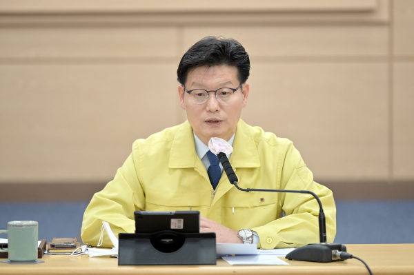 지난 4일 시청 대백제실에서 열린 4월 월중업무보고회를 주재하는 김정섭 시장 모습