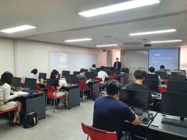 배재대 재학생 등 해외취업 준비생들이 일본IT취업과정 오리엔테이션을 받고 있다.