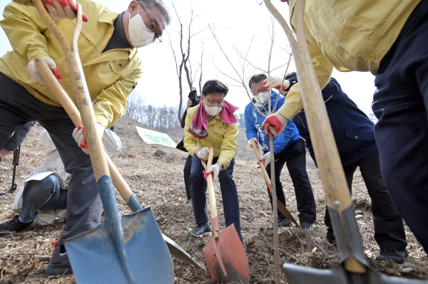 식목일 행사에 참여한 김정섭 공주시장