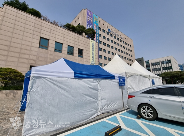 대전시교육청 대강당 앞에 PCR검사소를 위한 천막이 설치되고 있다.