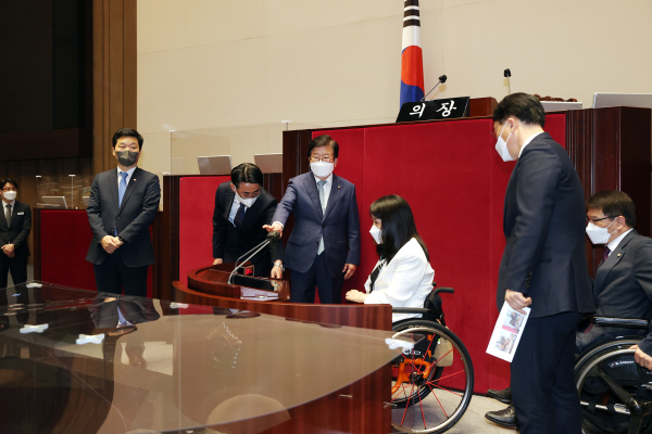 국회는 준공 47년만에 발언대를 개조했다. 휠체어를 이용하는 장애인 의원의 편의를 도모하기 위한 조치다.