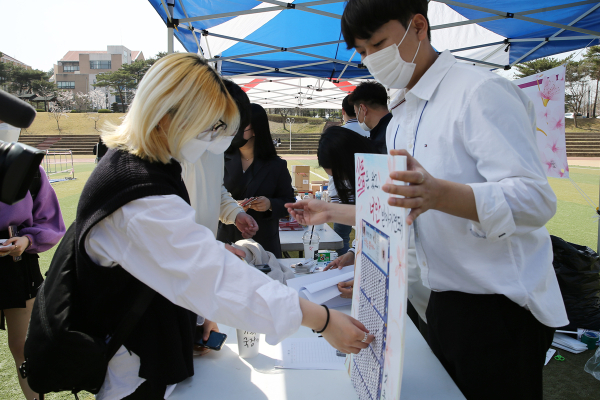 6일 오후 목원대 대운동장에서 열린 벚꽃제에서 학생들이 축제를 즐기고 있다