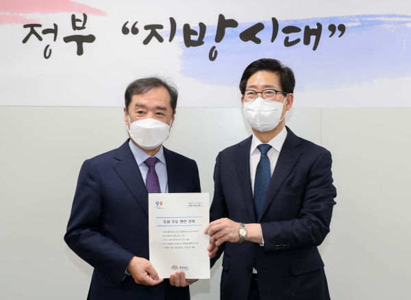 김병준 지역균형특위위원장과 양승조 충남지사가 사진촬영을 하고 있다/충남도 제공