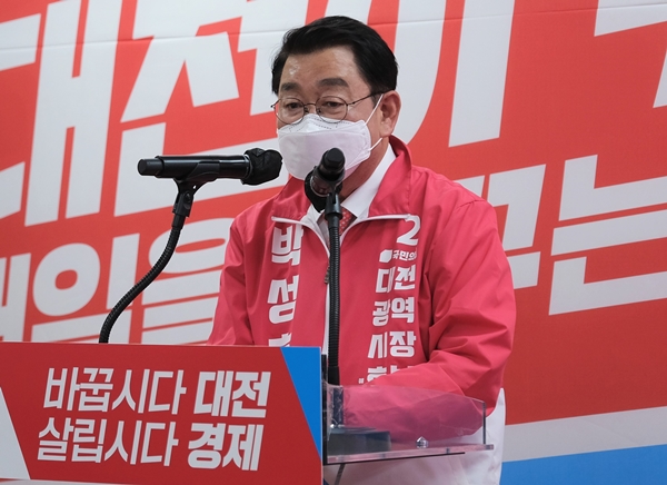 국민의힘 박성효 대전시장 예비후보가 27일 서구 소재 선거 사무소에서 열린 개소식에서 인사말을 하고 있다.