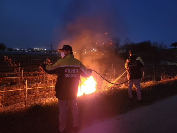진압활동 중인 의용소방대원들