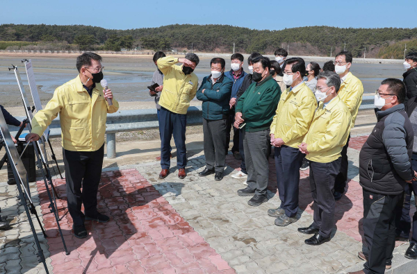 양승조 충남지사가 7일 안면도 관광지 개발 현장점검을 하고 있다/충남도 제공