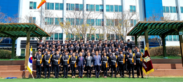 대덕대학교 군사학부 제복을 착용한 전투부사관과 학생들