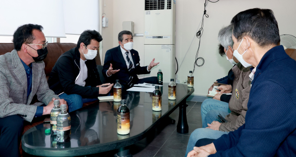 8일 김동일 시장 6개 농공단지 방문해 애로사항 청취 및 기업인과 대화시간 모습