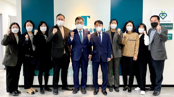 제주지역본부 업무현황 점검 사진 * 김춘진 한국농수산식품유통공사 사장(좌측5번째)