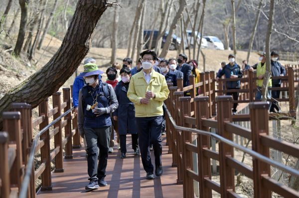 ‘치유의 숲’ 을 시민들과 걷고 있는 김정섭 시장 모습
