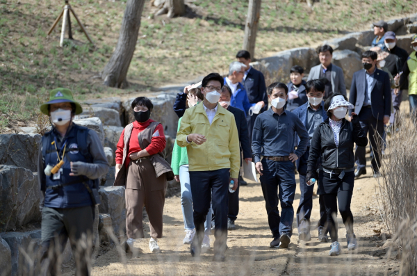 ‘치유의 숲’ 을 시민들과 걷고 있는 김정섭 시장 모습