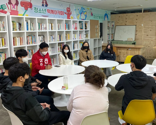 간담회를 진행하는 전만권 아산시장 예비후보