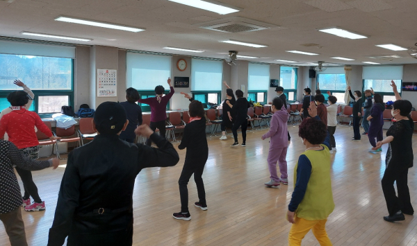 종합사회복지관 댄스 프로그램 모습