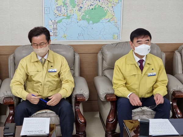 왼쪽부터 조훈 혁신정책과장과 엄기표 기획국장