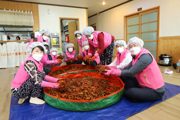 이종욱 충남세종농협본부장(오른쪽)과 임춘숙 고향주부모임 충남세종도지회장(왼쪽)이 건강가득 인상 반찬 만들기 봉사활동을 펼치고 있다.