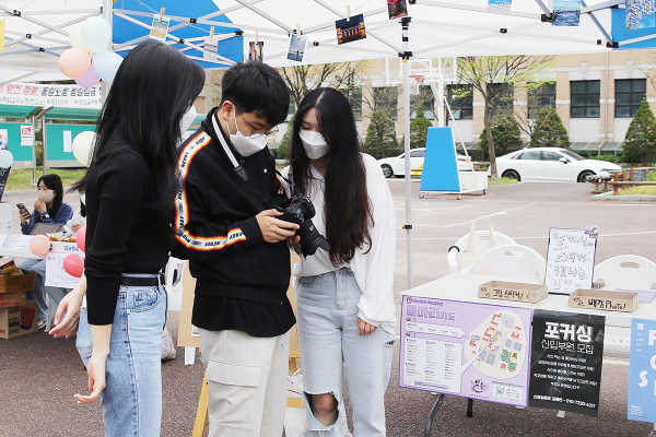 13일 오전 목원대 학생회관 앞 동아리박람회장에서 동아리별 선배 회원들이 신입 회원을 모집하고 있다.