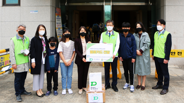 ‘어린이가 안전한 대전 만들기’ 캠페인 (가운데 오른쪽 공사 김경철 사장, 왼쪽 월평초 김용자 교장)