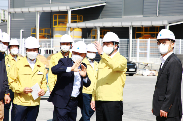 맹정호 서산시장이 지난 12일 지곡면 서산오토밸리 산폐장을 점검하는 모습